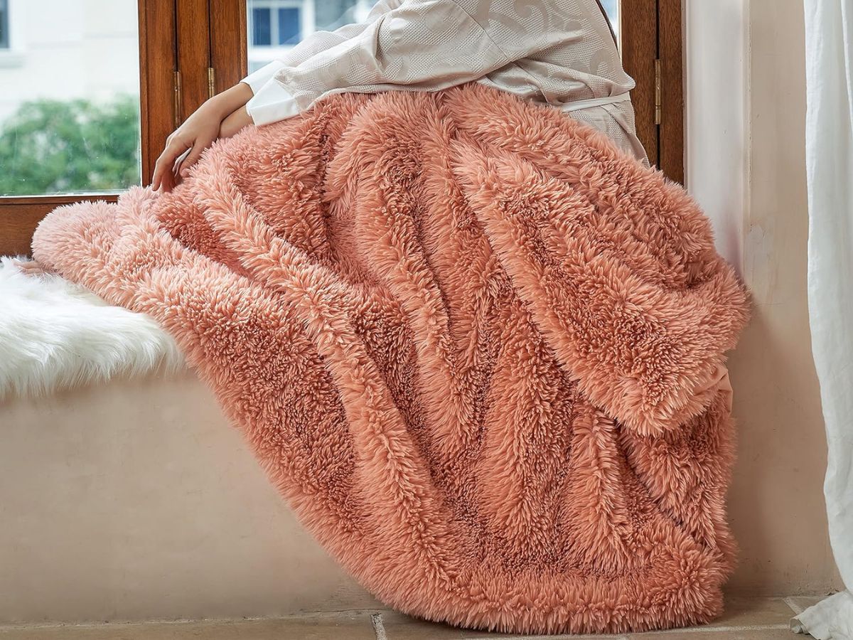 Amélie Home Faux Fur Throw Blanket