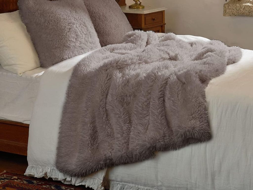Amélie Home Faux Fur Throw Blanket in Gray