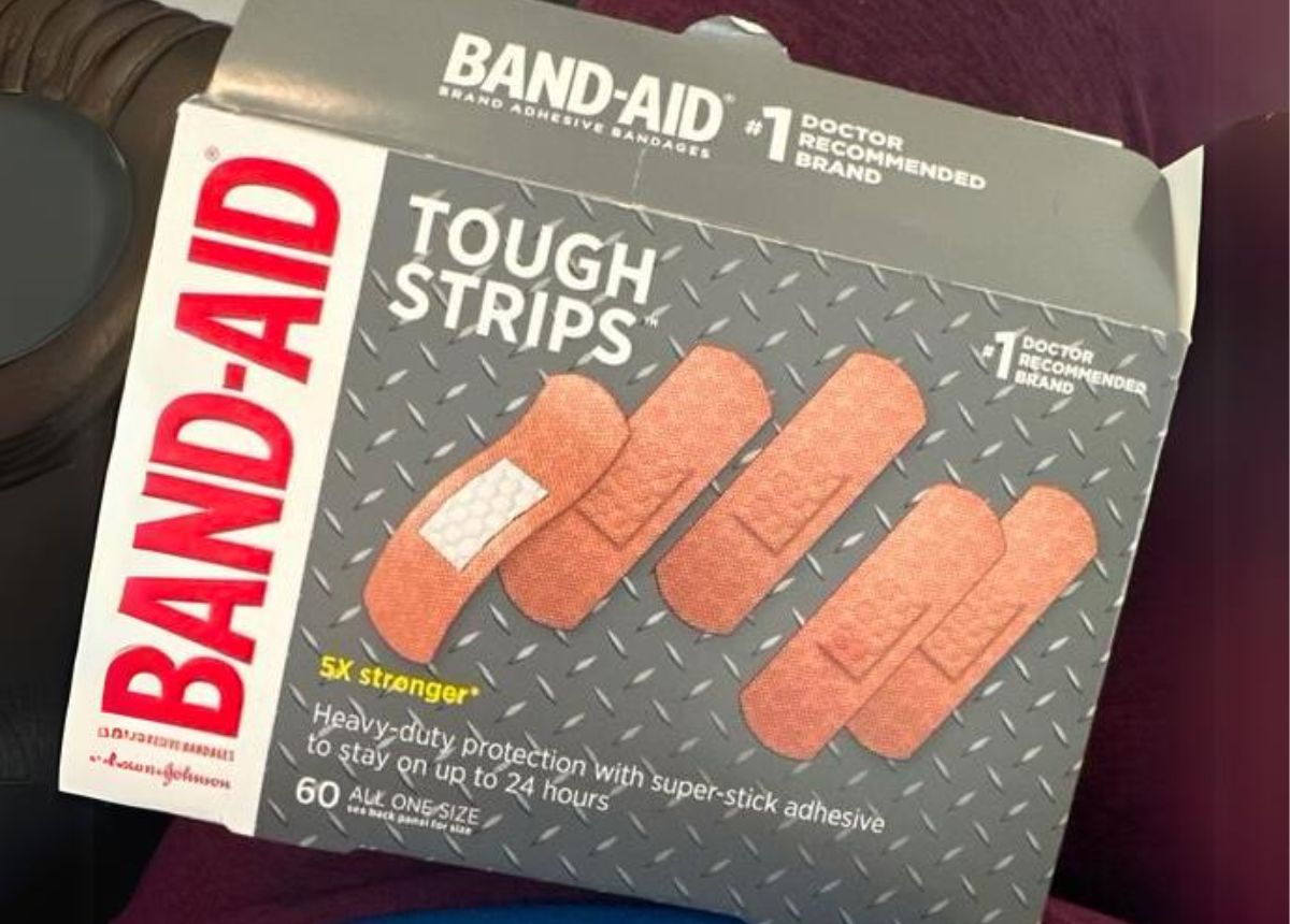 20 BAND-AID BRAND ADHESIVE BANDAGES TOUGH STRIPS BOX 5X STRONGER HEAVY DUTY  OS