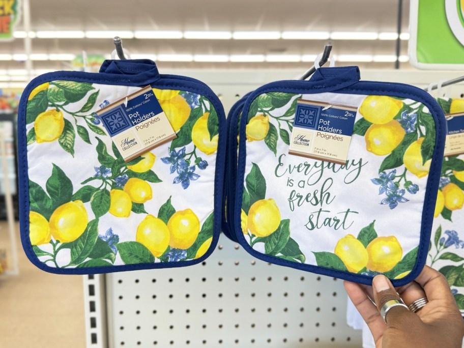 lemon print pot holders that say "everyday is a fresh start"
