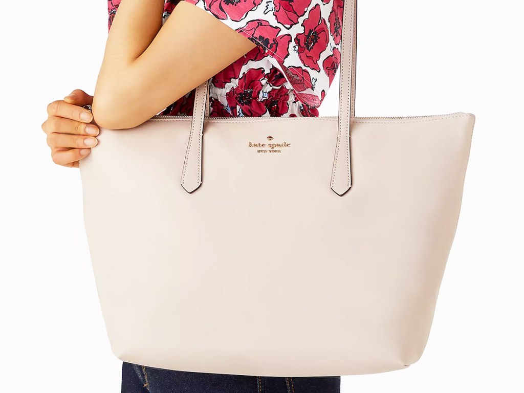 woman with large beige tote bag