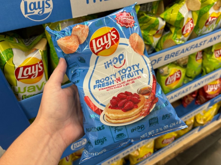 bag of lay's rooty tooty fresh 'n fruity chips in store