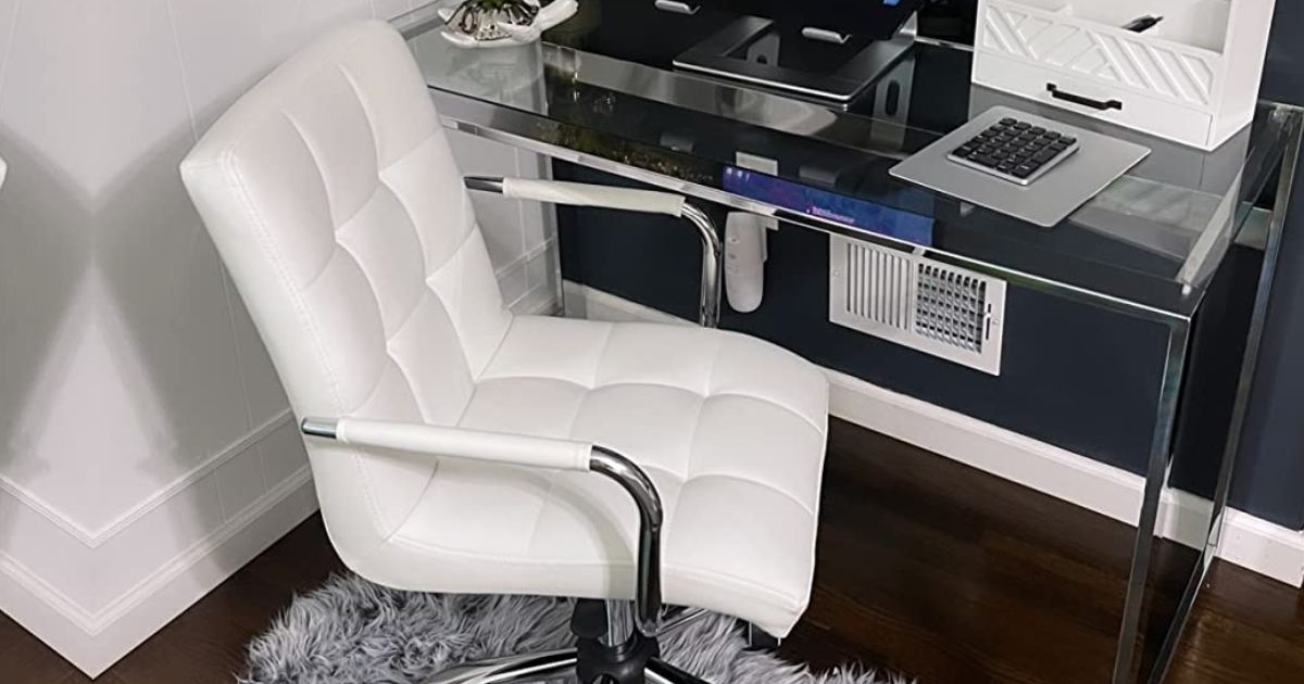 A White Yaheetech Desk Cair