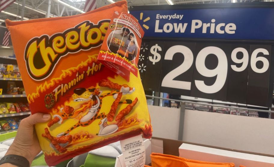 cheetos-snuggie3 وسادة Snuggie 2-in-1 الجديدة وصينية الوجبات الخفيفة بسعر 29.96 دولارًا فقط في Walmart |  ماونتن ديو، شيتوس والمزيد!