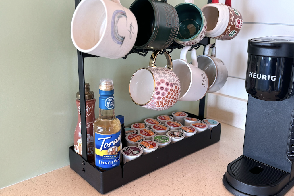 coffee mug holder and k-cups 
