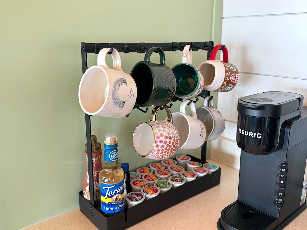 coffee mug and k-cup holder 