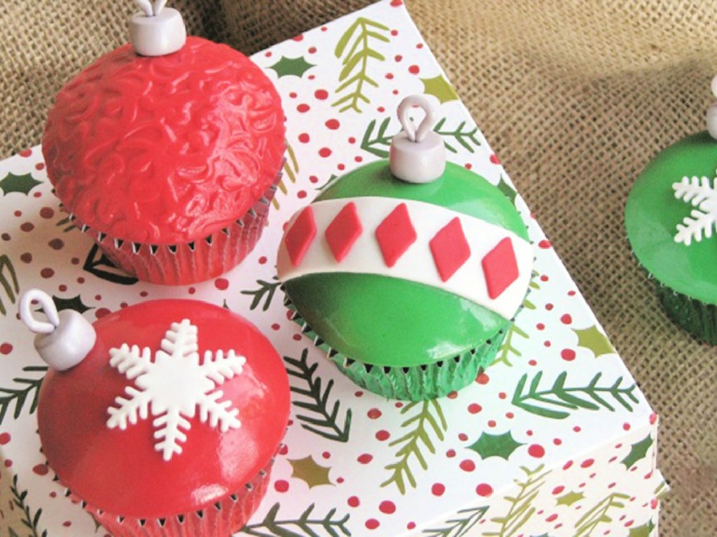 decorated holiday cupcakes