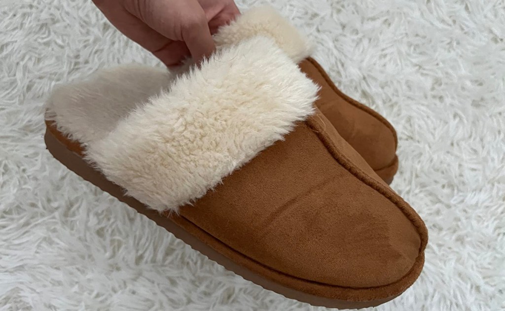 faux fur slippers in romans hand