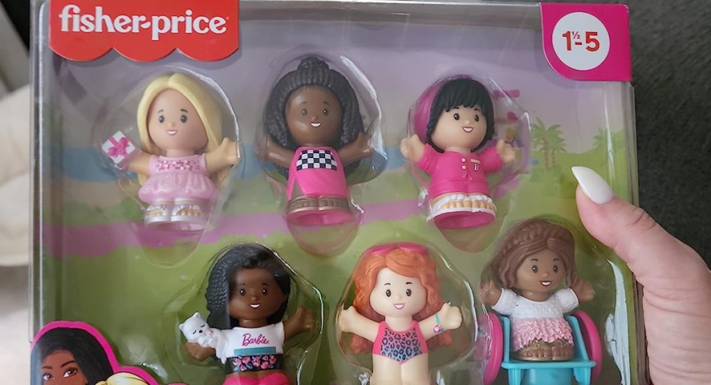 Hand hält Fisher Price 6-teiliges Barbie-Set