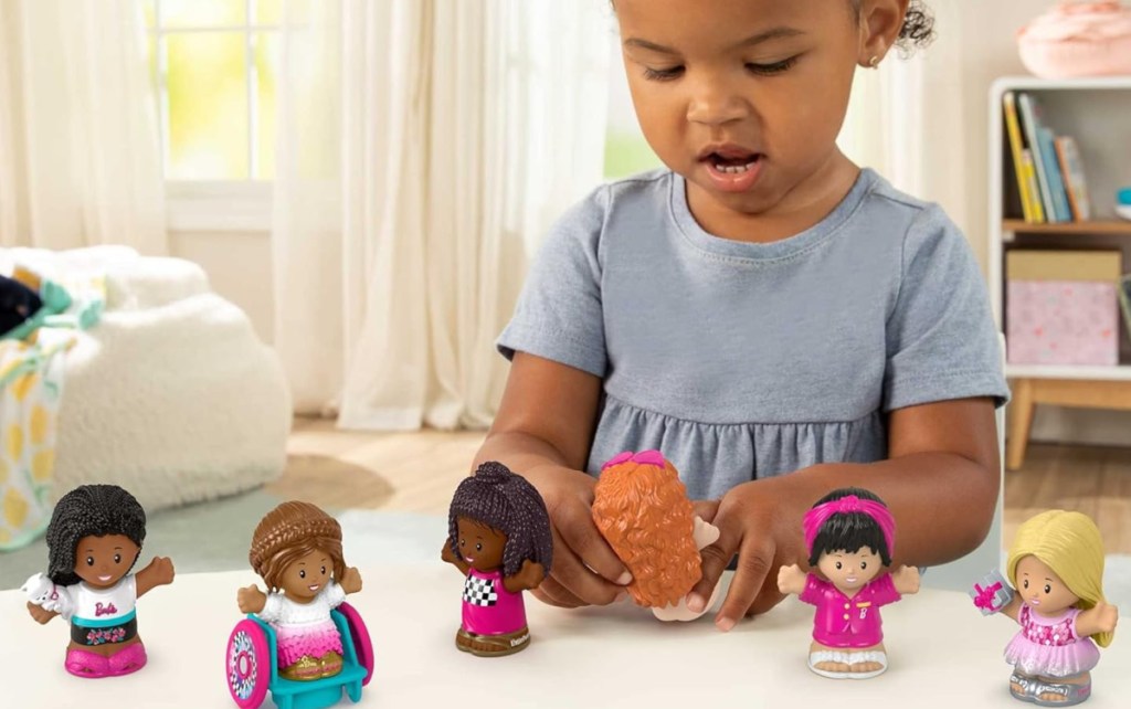 Kind spielt mit dem Barbie-Set „Kleine Leute“.