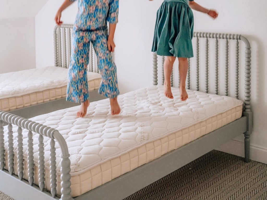 kids jumping ob mattress