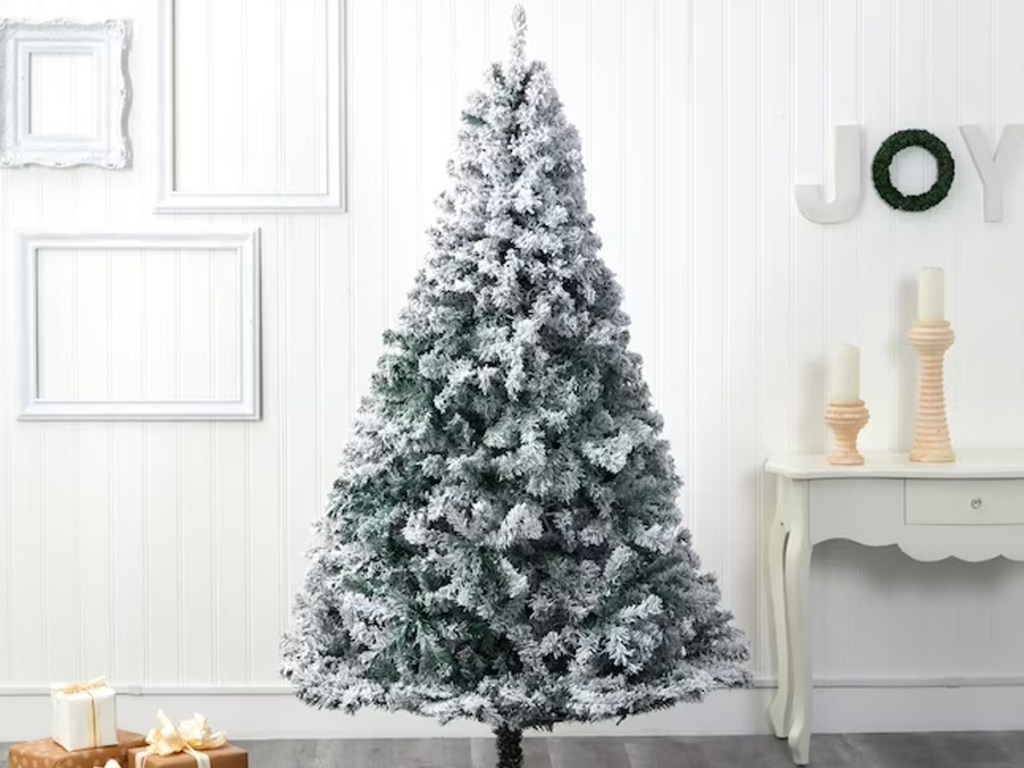 nearly-natural-christmas-tree-lowes خصم يصل إلى 75% على أشجار عيد الميلاد لوي |  أضواء LED متغيرة الألوان وأشجار متجمعة والمزيد!