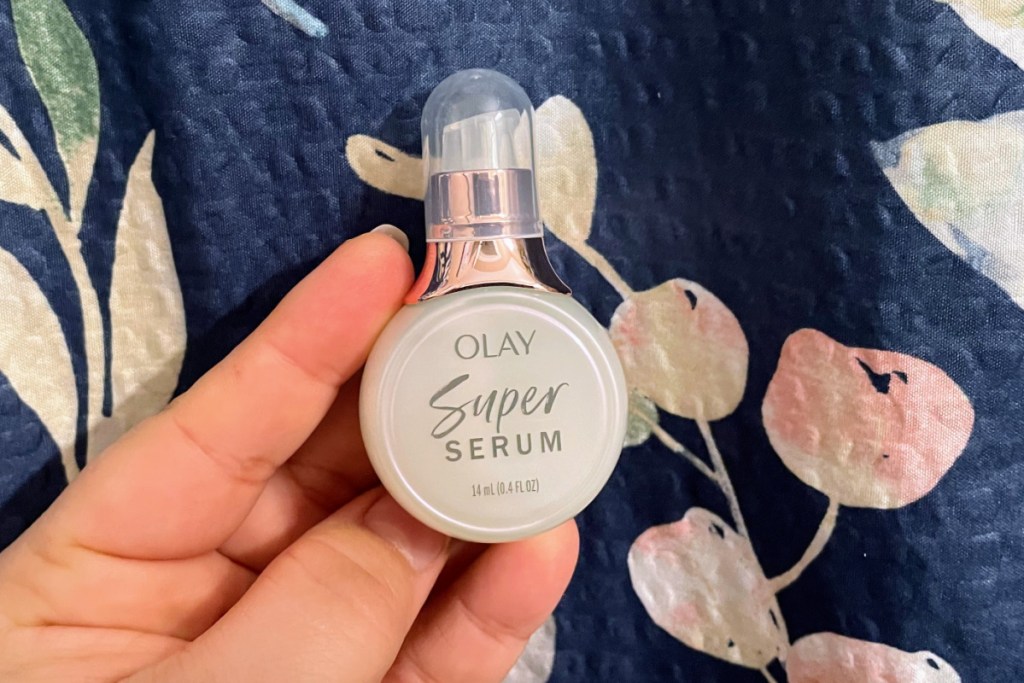 hand holding mini super serum