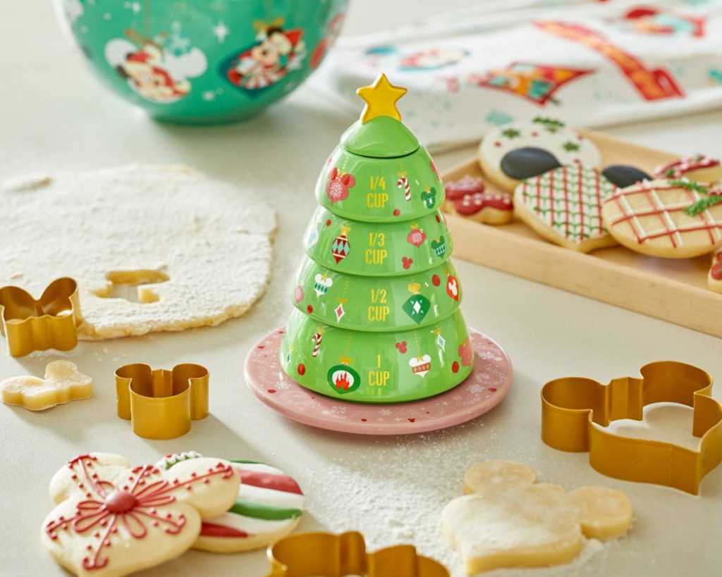 stacked christmas tree measuring cups 