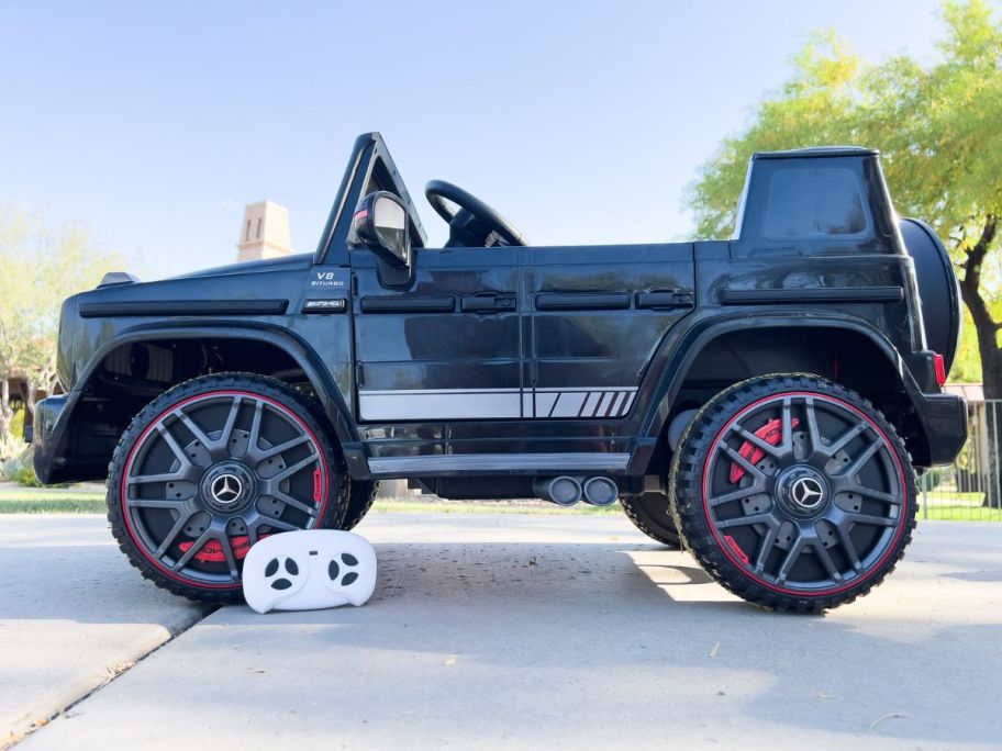 AMG-G-Wagon-Licensed-Kids-Ride-On-Car-Side-View سيارات ركوب للأطفال مع جهاز التحكم عن بعد للوالدين يتم شحنها بسعر 119.99 دولارًا فقط (299 دولارًا أمريكيًا) |  تبدو تمامًا مثل سيارة مرسيدس بنز