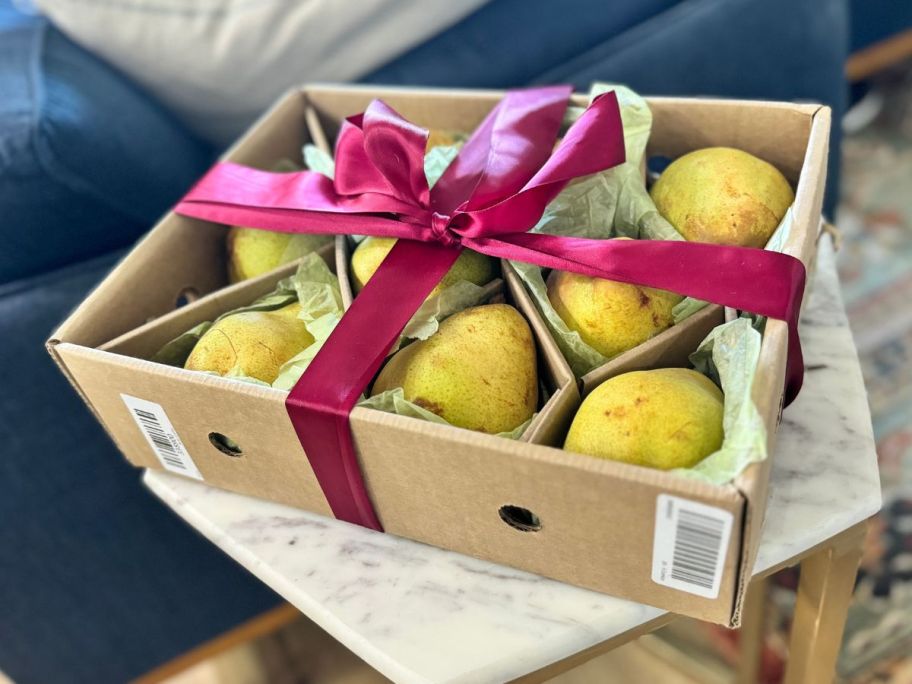 A box of Harry & David Pears 