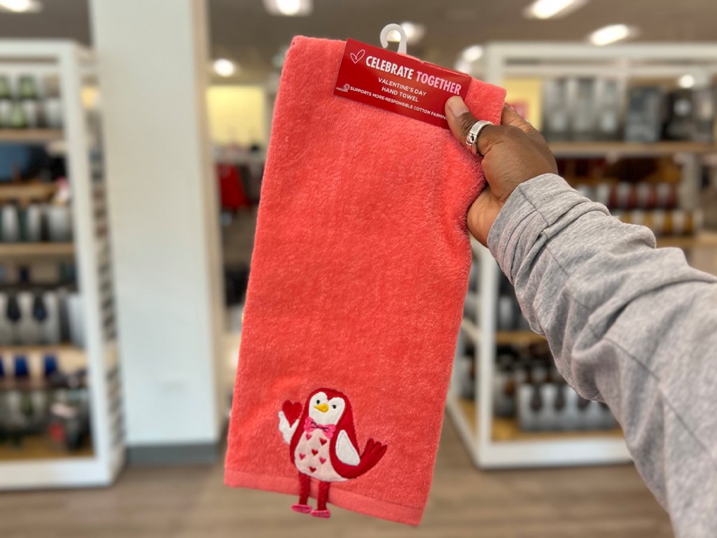 kohls-valentines-dish-towel ديكور عيد الحب من Kohl يبدأ من 4.79 دولار |  رمي الوسائد والأكواب وأكاليل الزهور والمزيد