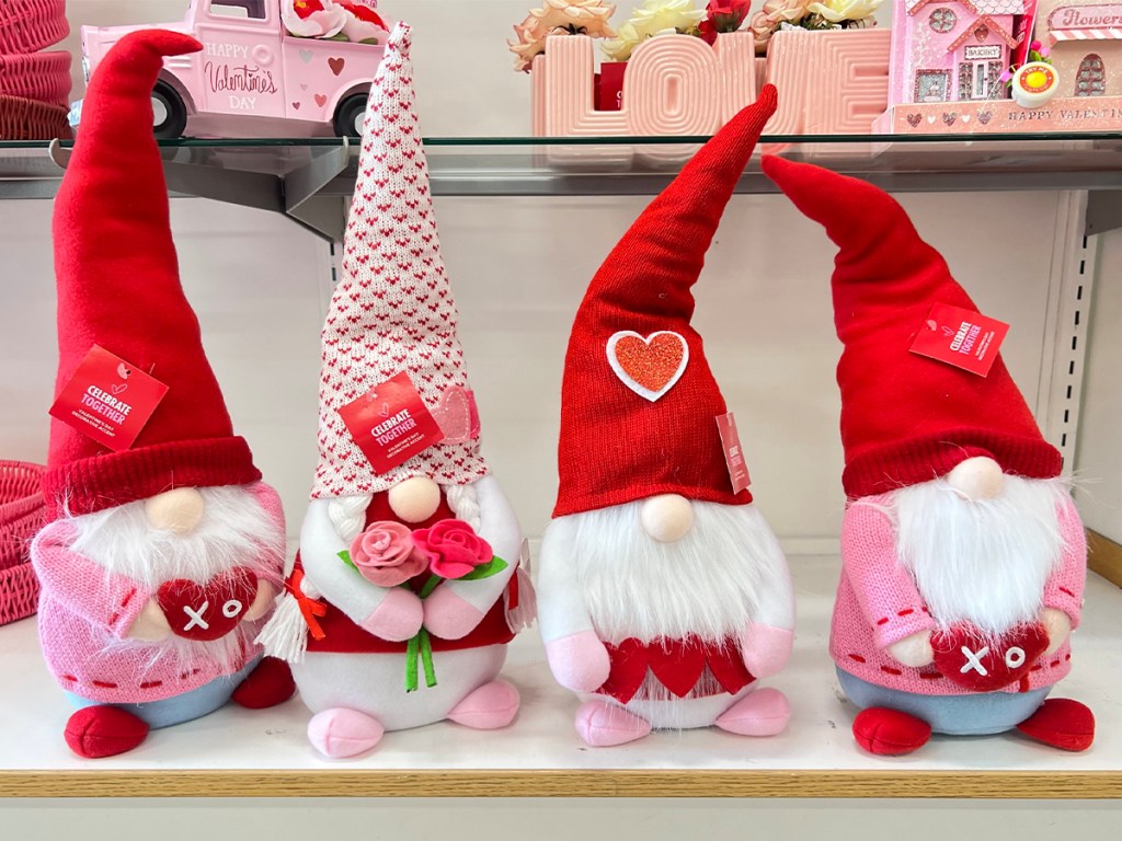 kohls-valentines-gnomes ديكور عيد الحب من Kohl يبدأ من 4.79 دولار |  رمي الوسائد والأكواب وأكاليل الزهور والمزيد