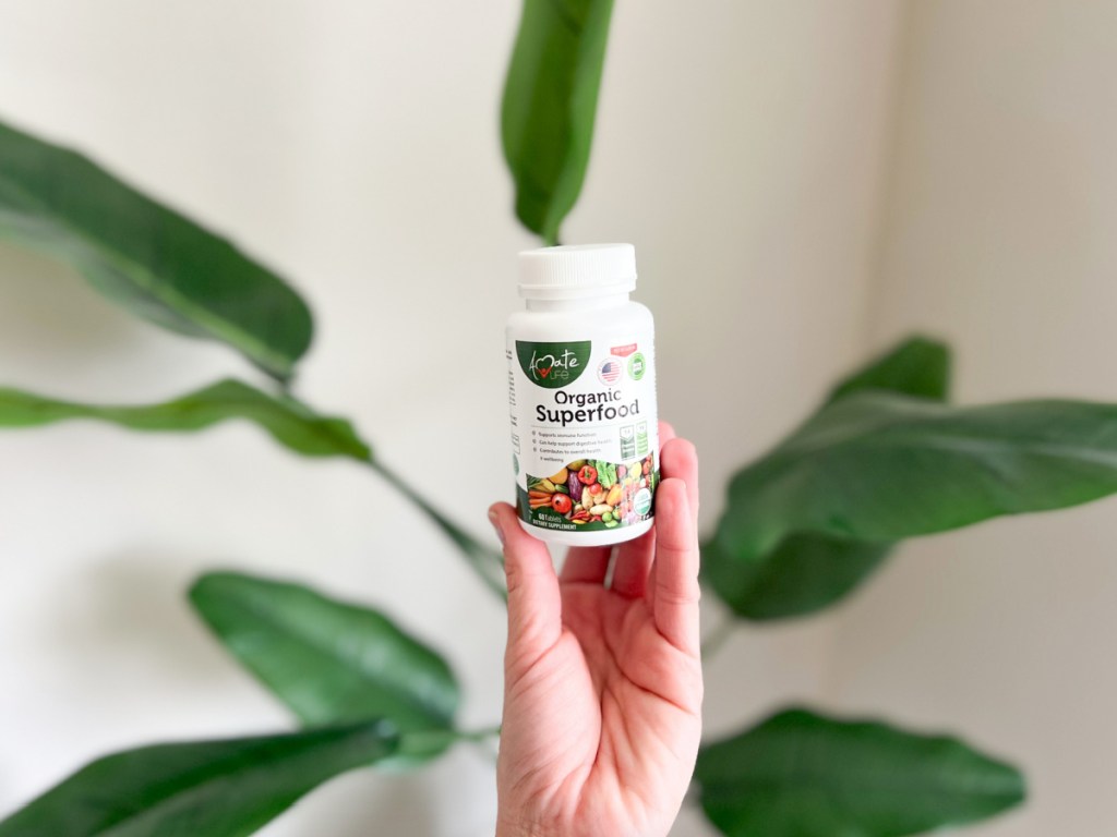 organic-superfood-capsules-bottle-with-plant-behind-it- زجاجة Amate Life Organic Superfood عدد 60، فقط 9.88 دولار يتم شحنها على أمازون |  تعزيز نظام المناعة لديك