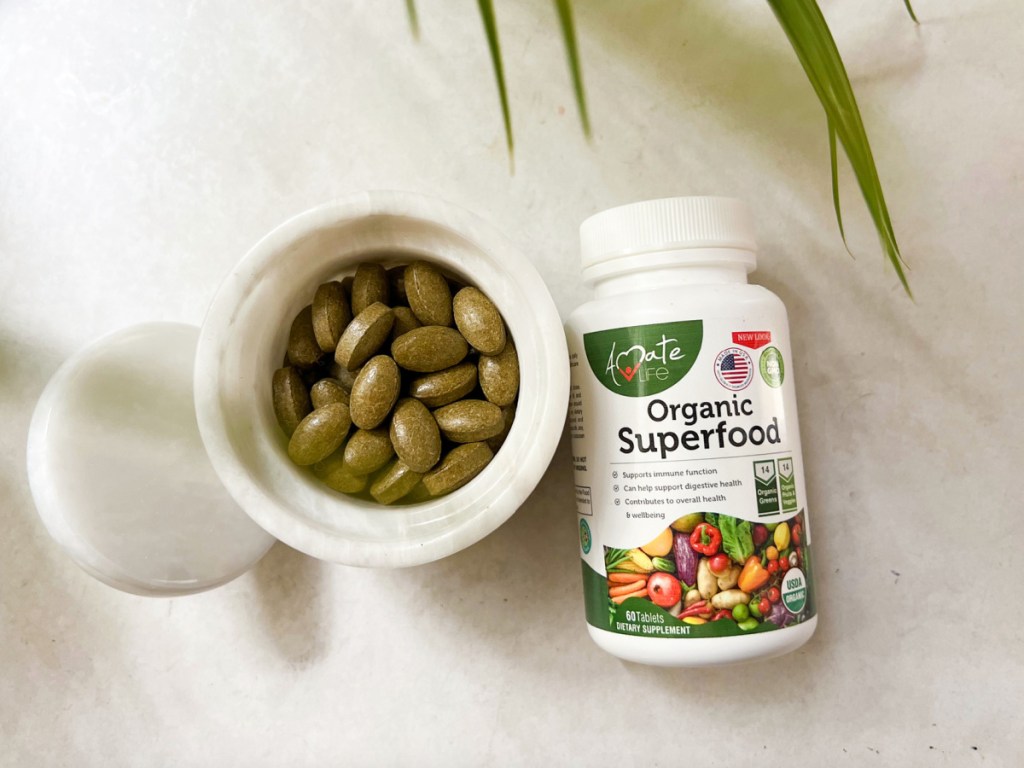 organic-superfood-capsules-in-tub-and-in-bottle-displayed-on-a-table زجاجة Amate Life Organic Superfood عدد 60، فقط 9.88 دولار يتم شحنها على أمازون |  تعزيز نظام المناعة لديك