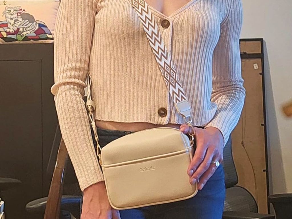 woman wearing an off white cross body bag