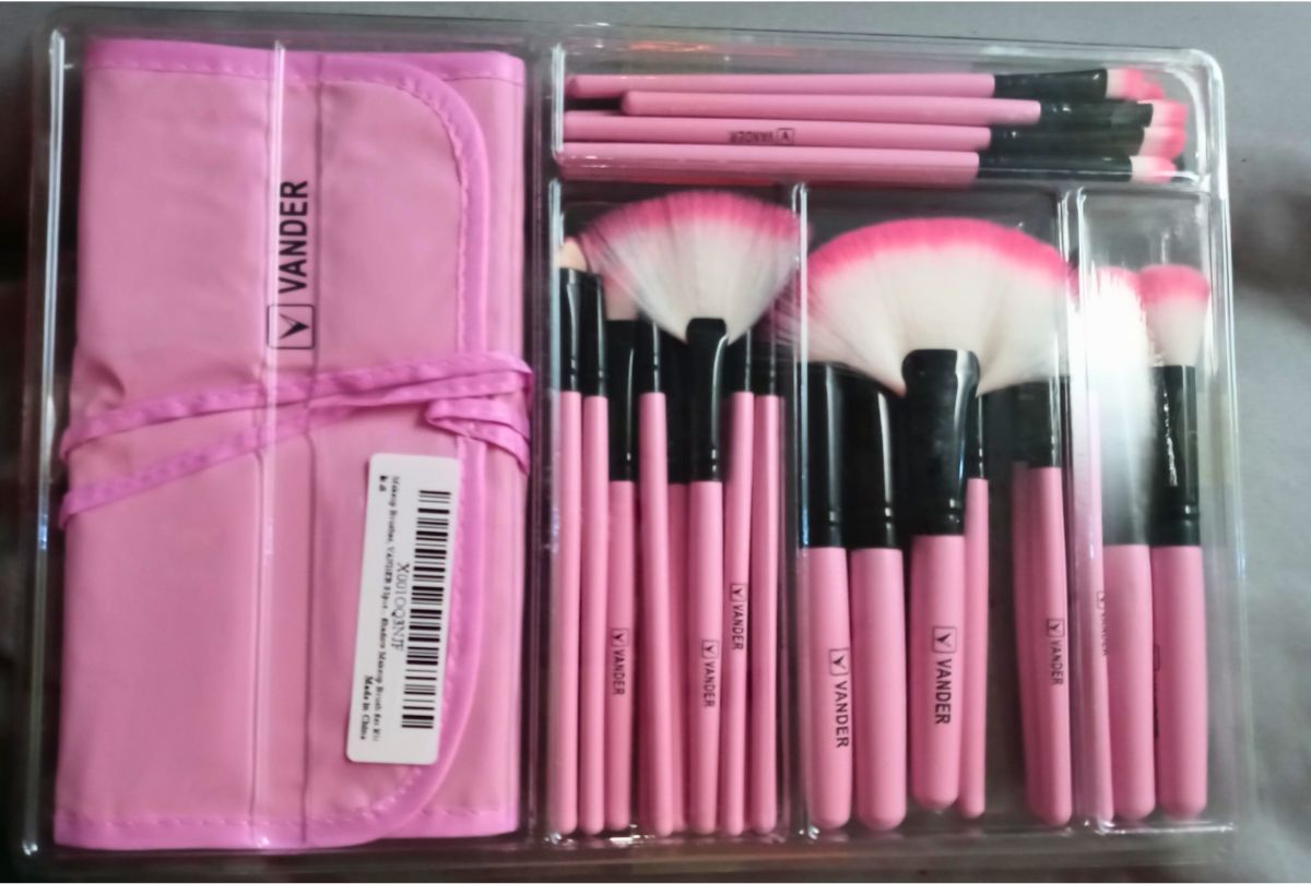 Large 32-Piece Makeup Brush Set w/ Case Only $5.99 on Amazon