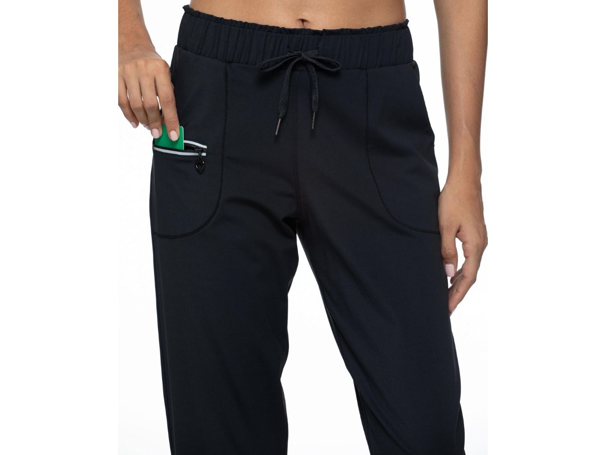 A Woman wering Lightweight Joggers Pants with Pockets