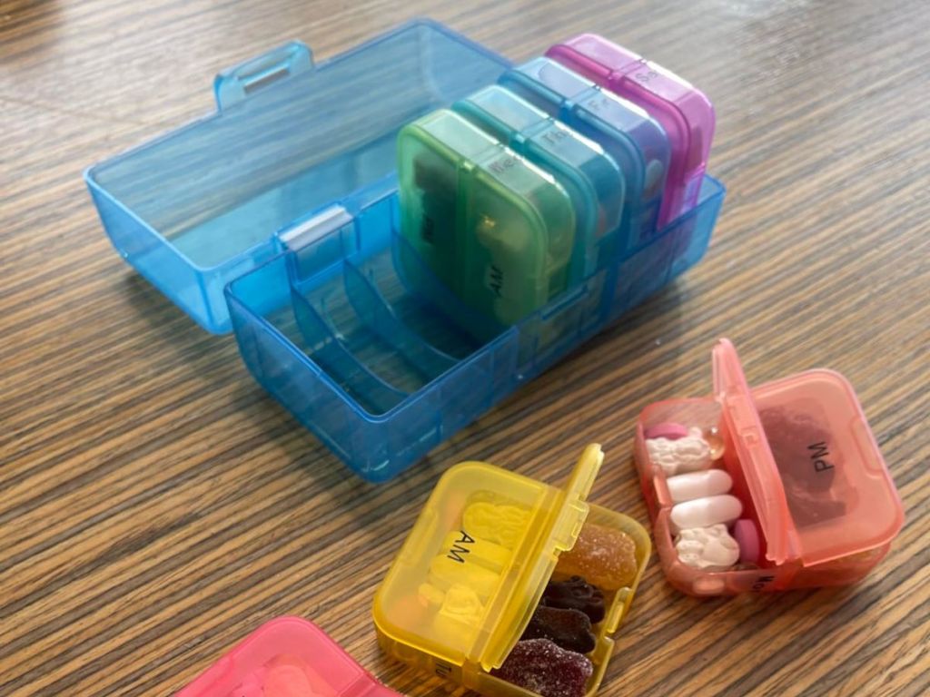 Zoksi-Weekly-Pill-Organizer-Rainbow-7-Day-Pill-Box منظم حبوب منع الحمل اليومي يتم شحنه مقابل 5 دولارات فقط لأعضاء أمازون برايم (سعر 13 دولارًا أمريكيًا) |  أكثر من 8 آلاف تقييم من فئة 5 نجوم!