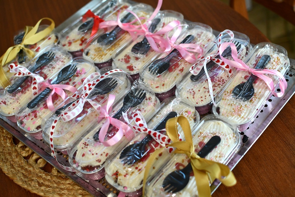 mini loaf pans with cake and ribbons 