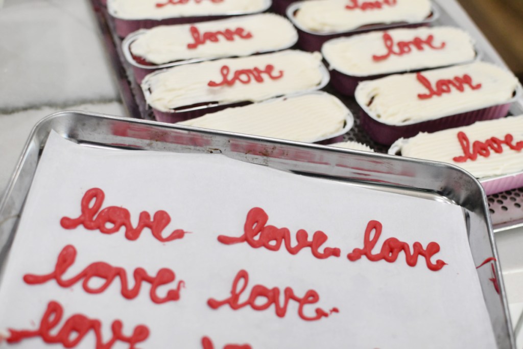 the-word-love-written-in-melted-candy-on-parchment-paper- شارك الحب مع علب كعكة عيد الحب الصغيرة هذه!