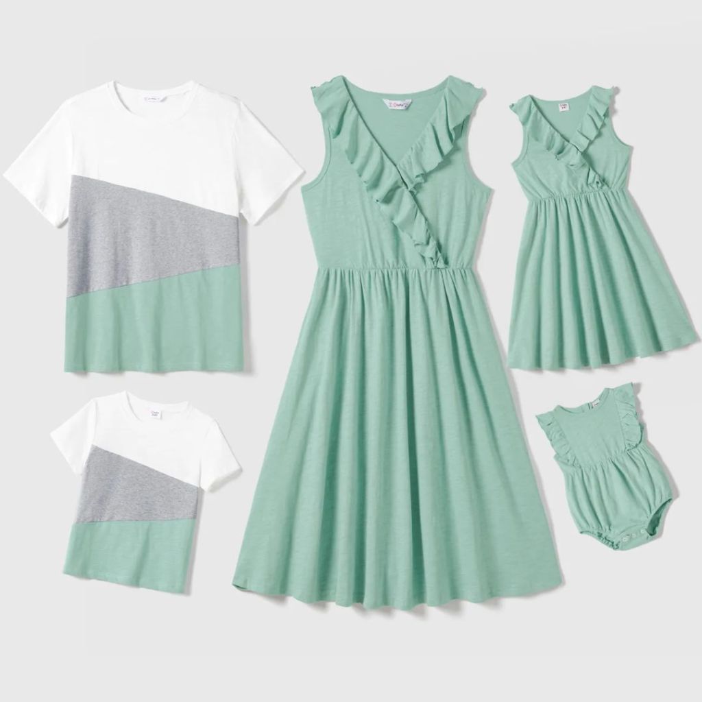ملابس عائلية باللون الأخضر الفاتح مع فساتين للأم والبنات وقمصان ملونة للأب والأولاد