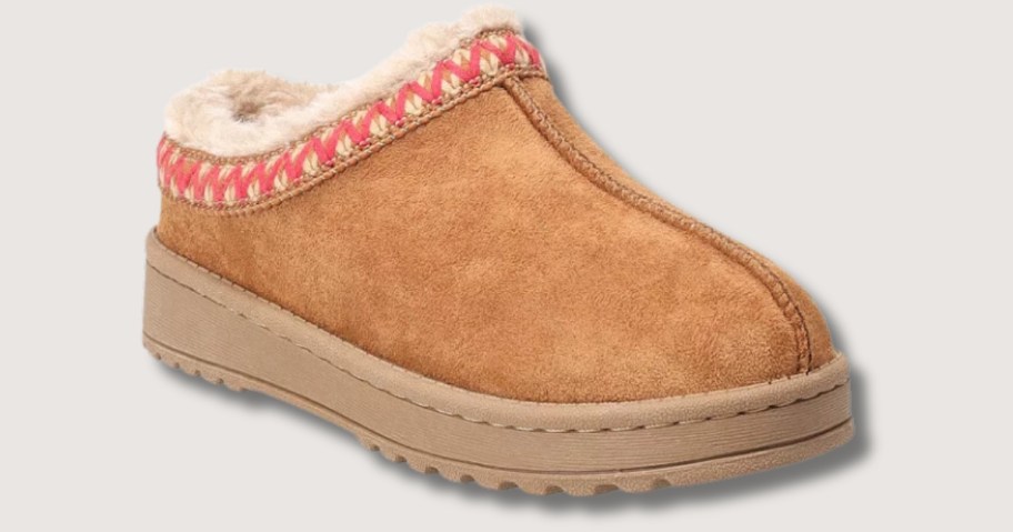 kids tan faux leather, faux fur lined clog slipper shoe with pinkish red detailing around the opening