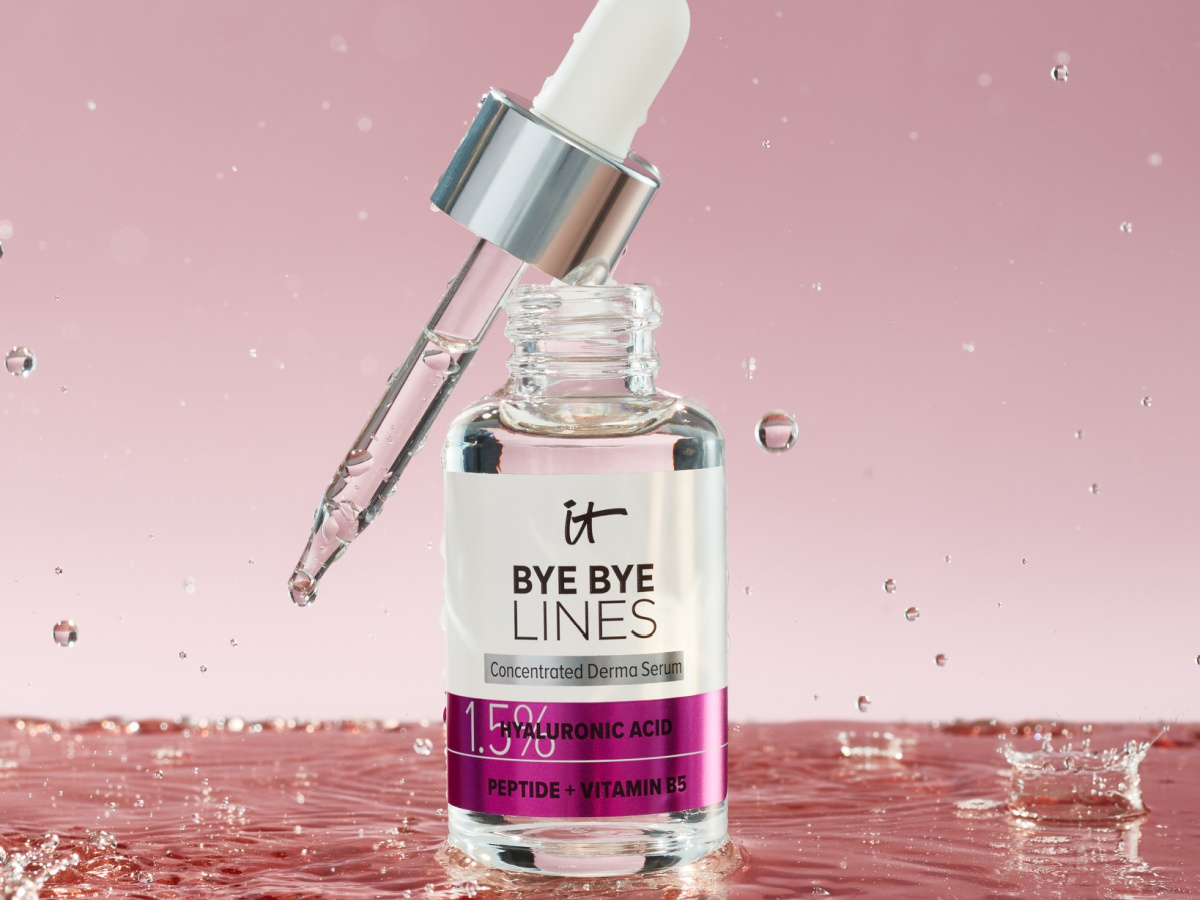 IT Cosmetics Bye Bye Lines Anti-Aging Serum and water droplets