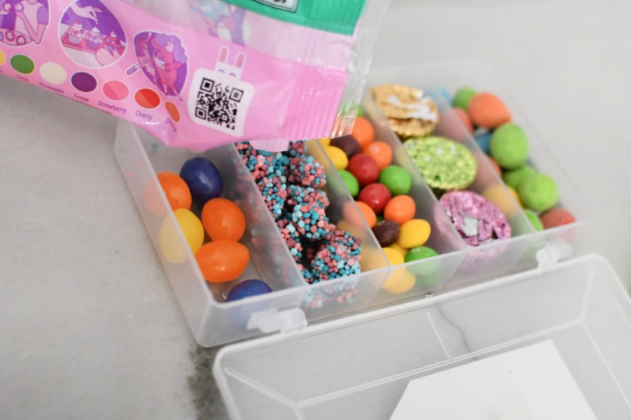 adding jelly beans to a snacklebox