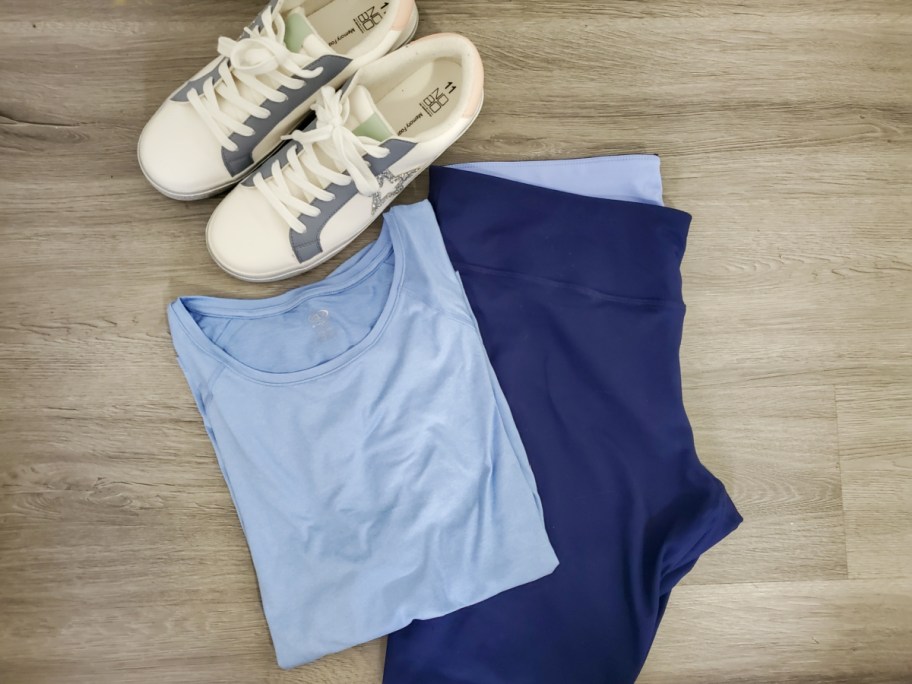blue tee with navy blue leggings and star sneakers 
