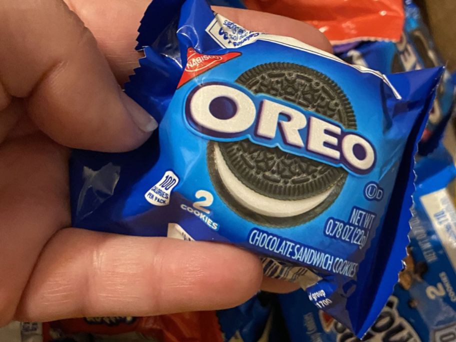 hand holding an oreo snack size 2 pack