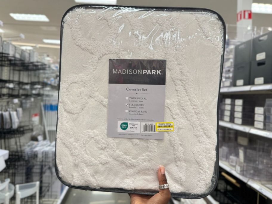 a white bed cover let in a plastic package