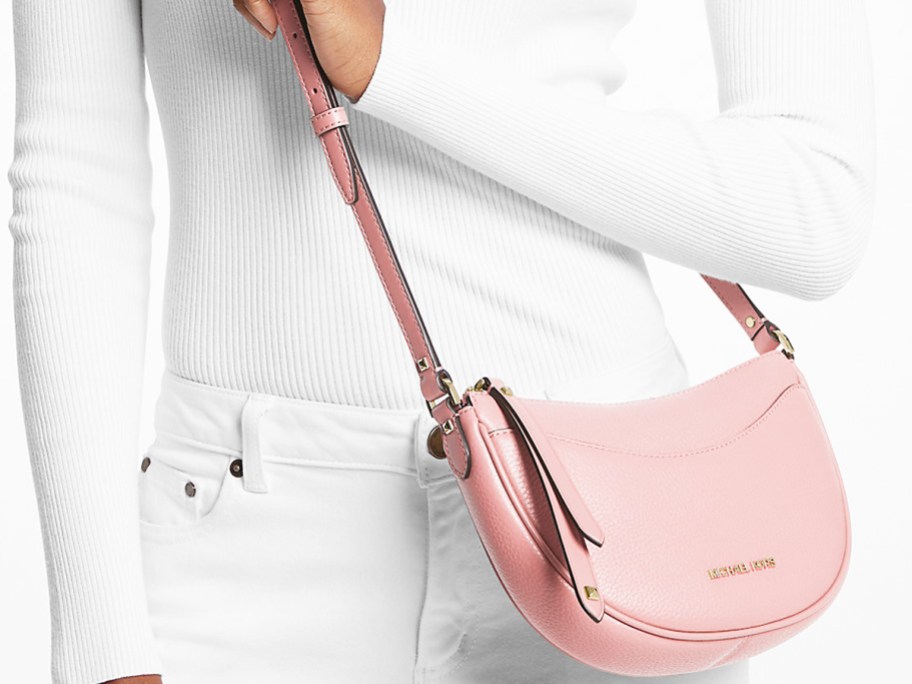 woman in white outfit with a pink crossbody bag