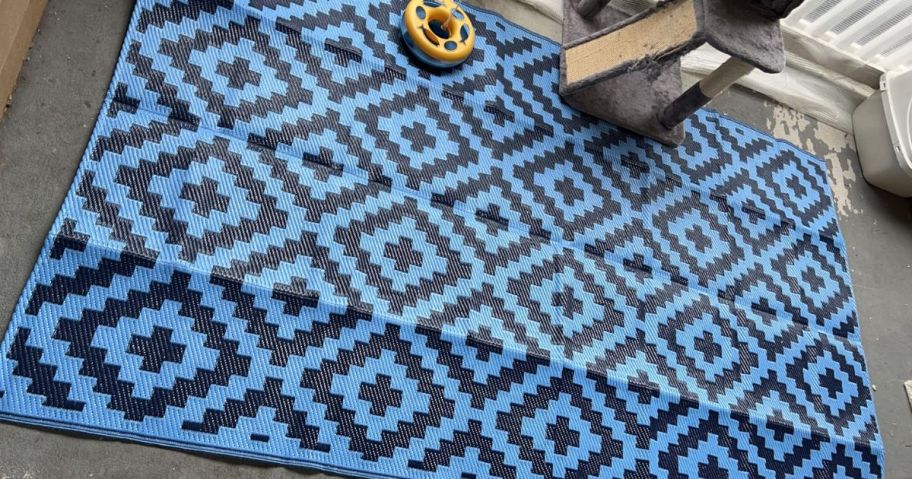 SAND MINE Reversible Mat in blue on a patio