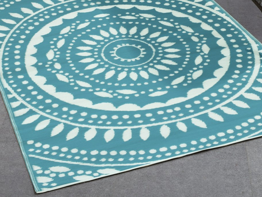 Mainstays outdoor teal rug with design