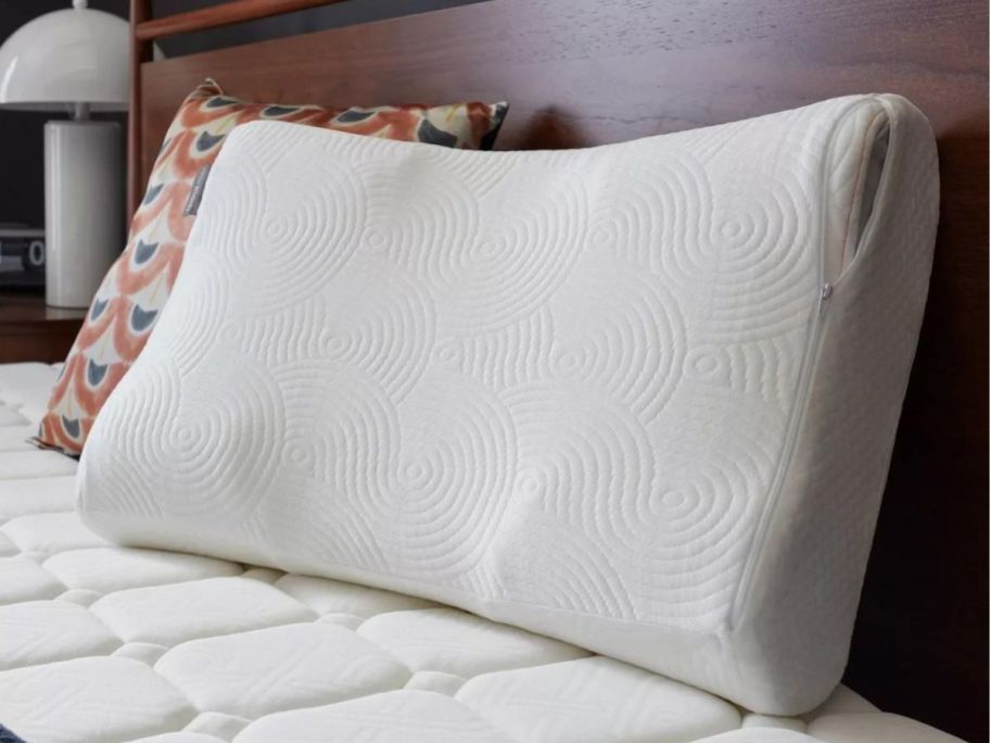 One Size Cool Luxury A bed with a Contour Pillow Protector with Zipper Closure - Tempur-Pedic