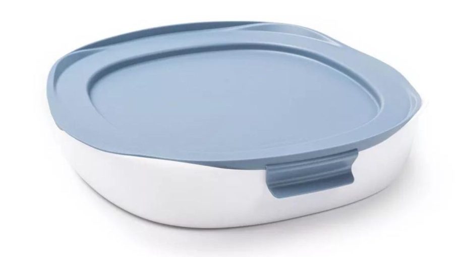 Rubbermaid DuraLite Glass Bakeware 1.75qt Square Baking Dish w/ Shadow Blue Lid stock image
