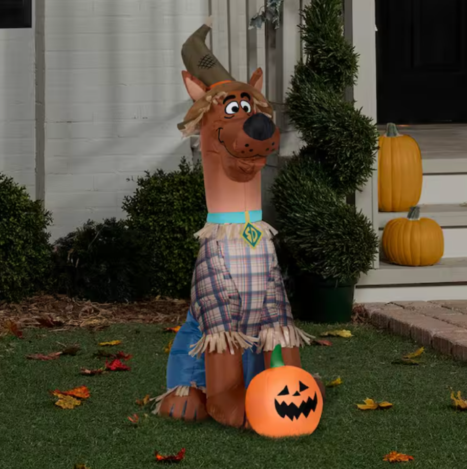 a giant Scooby Doo Halloween decoration from Home Depot