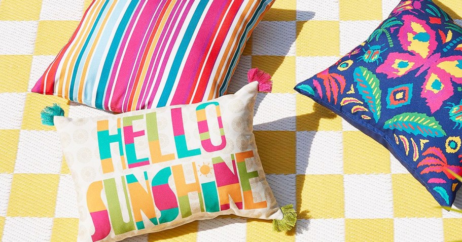 Kohl’s Outdoor Throw Pillows Only $6 (Regularly $13)