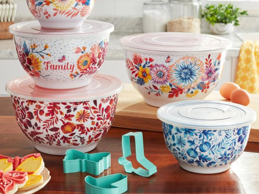 The Pioneer Woman Mixing Bowl Set with Lids in multicolor