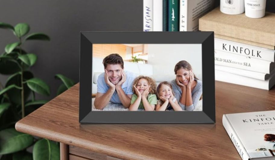 digital picture fram with a image of a family of 4 displayed on it