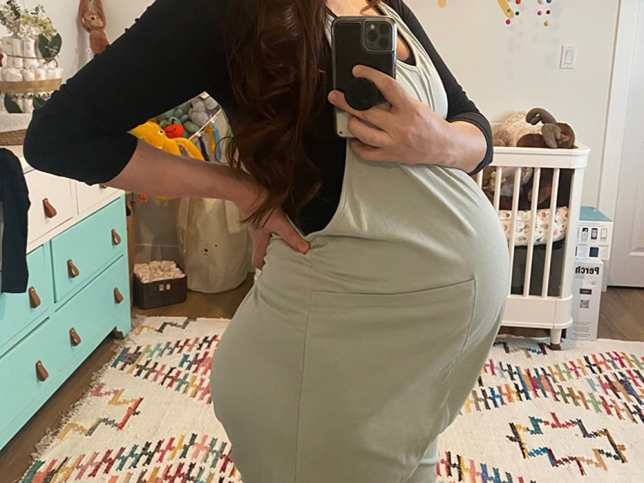 pregnant-woman-wearing-jumpsuit-in-kids-room