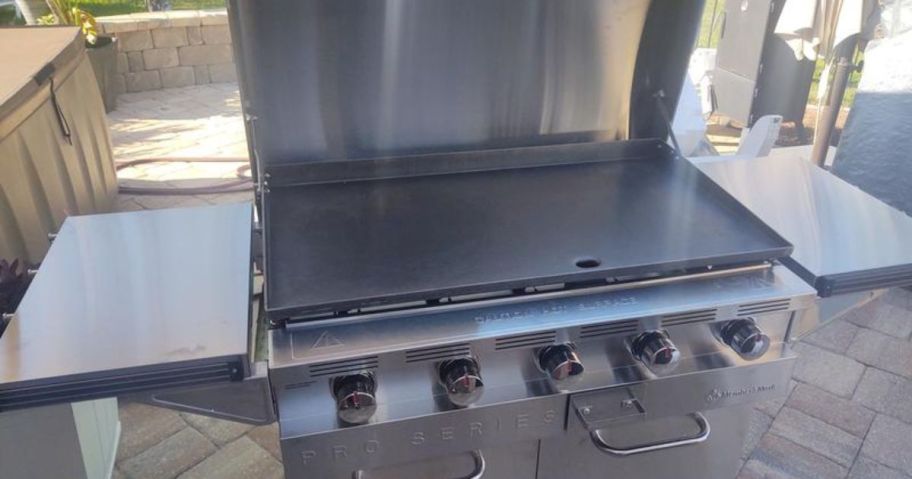 Member's Mark Pro-Series 5-Burner Gas Griddle with no food on it