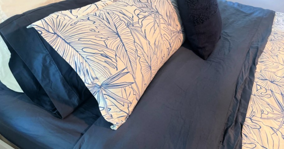 linen bedding in navy blue 