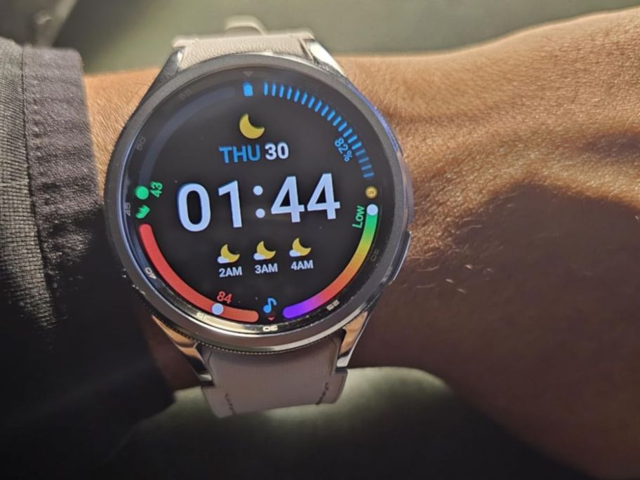 Wrist wearing a Samsung Galaxy Watch6 Smartwatch